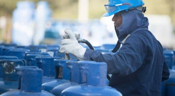 Bebido a los bloqueos, algunas de las plantas de gas se han quedado sin suministro, afectando especialmente a los usuarios que en su mayoría son estrato 1 y 2. / Foto: Colprensa 