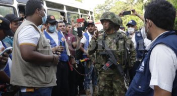 Los soldados permanecieron resguardados por la guardia campesina, mientras arribaron funcionarios de la Defensoría del Pueblo. / Foto: Alfredo Estévez