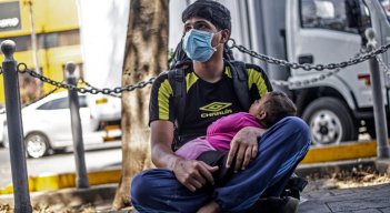 El migrante venezolano Alexander Mejías, de 23 años, posa para una foto con su pequeño después de una entrevista con AFP en Lima. El rechazo a los venezolanos, que han emigrado masivamente en los últimos años, crece en América Latina en medio de un contexto económico sombrío y la pandemia de COVID-19. / Foto: AFP