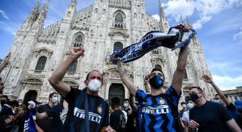 Los seguidores del Inter celebran en la Piazza Duomo de Milán, después de que el equipo ganara el título del Campeonato de la Serie A italiana. / Foto: AFP