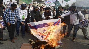 Los manifestantes queman una efigie del primer ministro israelí, Benjamin Netanyahu, mientras participan en una manifestación en apoyo de Palestina durante una manifestación de protesta contra Israel en Karachi el 17 de mayo de 2021./Foto: AFP
