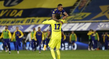 El colombiano de Boca Juniors Sebastián Villa (arriba) y el arquero Agustín Rossi celebran tras vencer a River Plate en la tanda de penaltis tras empatar 1-1 en su partido de cuartos de final de la Liga Argentina de Fútbol Profesional en el estadio La Bombonera de Buenos Aire. / Foto: AFP