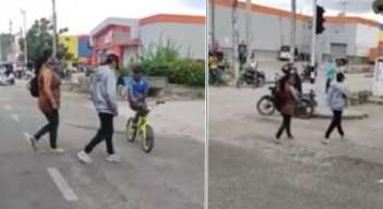 La acción de la enojada madre fue grabada y el video se ha hecho viral en las rede sociales. Las imágenes muestran cuando un joven sale de la multitud, con la cabeza abajo, mientras que su mamá va a detrás, escoltándolo. / Foto: Captura de video