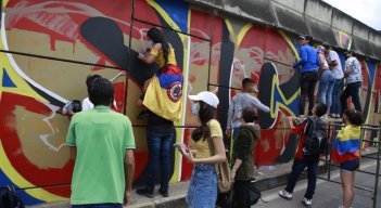 Mural sobre el Carlos Ramírez París.