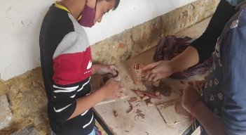Son 42 menores los que se benefician de estas actividades. También participan algunos jóvenes y adultos. / Cortesía/ La Opinión