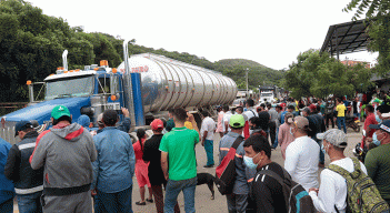 Ayer se abrió el corredor de abastecimiento para permitir el tránsito hacia Cúcuta de los camiones represados en La Y de Astilleros y Pedregales. / Foto Alfredo Estévez / La Opinión 