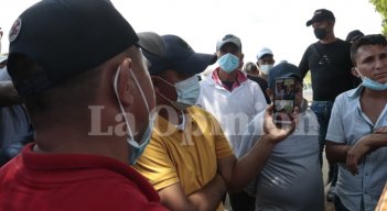 Una videollamada entre Isad Roa, líder de vereda Patillales, el ministro de Agricultura Rodolfo Zea, el gobernador de Norte de Santander, Silvano Serrano, y Jairo Humberto Cristo, representante de Cámara, puso punto final al cierre vial. / Foto: Alfredo Estévez