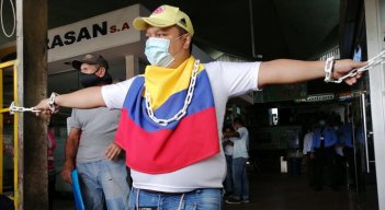 Mario de Jesús Martínez, hijo de una propietaria de negocio y quien se encadenó para protestar por las medidas que ha adoptado la gerencia, indicó que desde  hace meses el gerente tomó la decisión de habilitar una sola puerta para beneficiar a unos pocos. / Foto: La Opinión