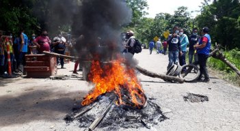 Campesinos del Catatumbo se concentran este martes desde muy temprano en vías las que conducen a Tibú y Ocaña desde El Zulia, por lo que el tránsito vehicular permanece cerrado. La movilización es parte del paro nacional. / Foto: Alfredo Estévez