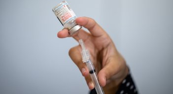  Los anticuerpos de la vacuna son levemente más débiles contra las variantes pero no tanto como para pensar que afectan la protección de las vacunas, según los investigadores. / Foto: AFP