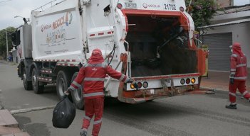 Los campesinos apostados en la vía a San Faustino no han permitido el paso de los camiones compactadores de Veolia  al Parque Tecnológico Ambiental Guayabal, en donde se hace la disposición final de los desechos sólidos.