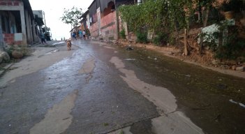 El agua baja desde la parte alta de El dorado dañando el pavimento y las viviendas. 
