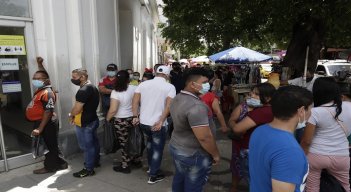 En el centro de la ciudad, las aglomeraciones se generan todos los días. Muchas personas han olvidado que la COVID permanece activa. /Foto: Luis Alfredo Estévez/ La Opinión 