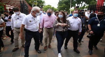 En compañía del alcalde de Cúcuta, Jairo Tomás Yáñez, y el gobernador del departamento, Silvano Serrano, la ministra TIC, Karen Abudinen, estuvo en Cúcuta. / Foto: Juan Pablo Cohen/ La Opinión 