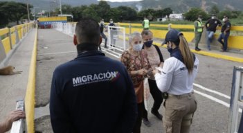 Con medida de pico y cédula los migrantes ingresaron al puente Simón Bolívar.