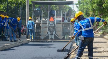 Aguas Kpital informó que el proyecto lleva avance del 85% y ha dado continuidad a la recuperación de la vía en mezcla asfáltica del sector comprendido entre el puente jorobado y la zona industrial (margen izquierdo). / Foto: Cortesía 