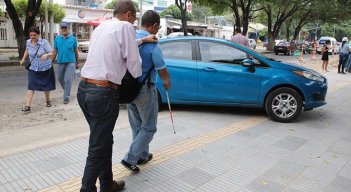 La invasión del espacio público se presenta como una barrera que impide la libre movilidad de los ciegos en Cúcuta./Foto La Opinión