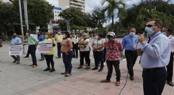Las funerarias protestaron por los abusos, que según ellas, son victimas de la administración del Cementerio Central./ FOTO: Estévez
