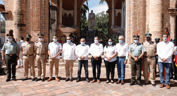 En esa zona especial del país las autoridades regionales y locales rindieron homenaje a los mártires, héroes, heroínas y próceres de la independencia