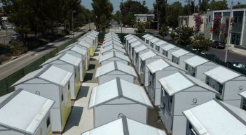 Casas diminutas para personas sin hogar, una solución transitoria./Foto: AFP