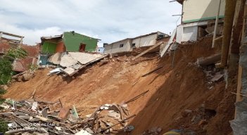 Sepultado taller de maquinaria agrícola. / Cortesía/ La Opinión 