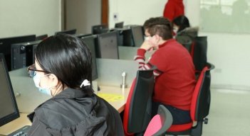 Las instituciones educativas deberán garantizar el acceso a la educación sin ninguna interrupción a los niños y jóvenes que no regresen a la presencialidad.  / Cortesía/ La Opinión 