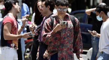 Jóvenes se llevan la peor parte de la nueva ola de COVID-19 en México./Foto: AFP