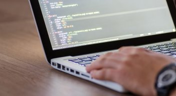 En cuanto a las habilidades técnicas, existe una necesidad urgente de profesionales expertos en ciberseguridad, que no solo solucionen los problemas existentes, sino que los prevengan. / Foto: Cortesía