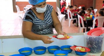 Una comisión de la Contraloría verificó algunas denuncias sobre el PAE en La Guajira y buscó acuerdos para asegurar el funcionamiento de la cocina que tiene la Institución Educativa Familia de Nazareth, en donde se determinó que los niños no pueden recibir aún comida caliente, pues la dotación de la cocina está incompleta. / Foto: Archivo