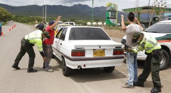Ayer, los uniformados se encontraban haciendo controles en el anilo vial oriental de la ciudad. Foto: Luis Alfredo Estévez/La Opinión