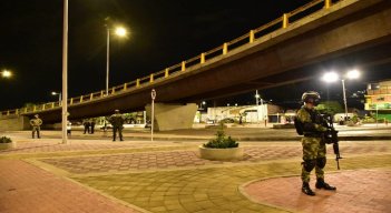 El alcalde Jairo Yáñez visitó el sector en compañía de militares y policías. / Foto Cortesía