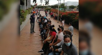 Largas filas para ser vacunados afuera del centro comercial Unicentro se registran este jueves, 29 de julio de 2021./Foto: La Opinión