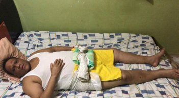 Aníbal López lleva tres es postrado en una cama, luego de ser atropellado en Caracas. Desesperado ante la falta de atención médica en Venezuela, su esposa se lo trajo a Cúcuta. / Foto: Cortesía
