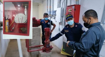 En promedio, Bomberos de Cúcuta realizan 4 mil inspecciones en el año a inmuebles, para verificar las medidas de prevención y seguridad. / Foto Cortesía