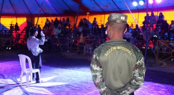 Después de visitar los departamentos Santander y Cundinamarca, llevando alegría y diversión, los soldados llegaron a Cúcuta, Norte de Santander, y desde el sábado pasado, cada noche, brindan ratos amenos a las familias. / Foto: Cortesía