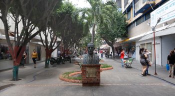 En la calle 11 A, entre avenidas 6 y 7, funcionó el mercado cubierto que se quemó en 1949, dando paso al edificio San José./ Fotos: Luis Alfredo Estévez