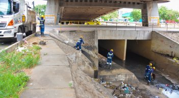 Aguas Kpital invitó a la comunidad a hacer buen uso de los canales de lluvias y a velar porque no se arroje ningún tipo de enseres que dificulten el tránsito de las aguas y contaminen la ciudad. / Foto: Cortesía