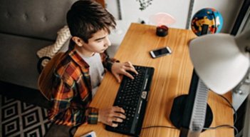 Si se aprovecha la presencia de niños y adolescentes en el mundo digital de la manera correcta, la tecnología puede contribuir a su crecimiento, dotándolos de aptitudes que necesitan para tener éxito. / Foto: Cortesía