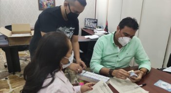 (Izquierda) María Virginia Valencia, secretaria Hacienda Cúcuta, junto a su par del departamento, Óscar Gerardino, quien recibe las tarjetas de los vehículos extranjeros registrados que no han sido reclamadas. / Foto: Cortesía