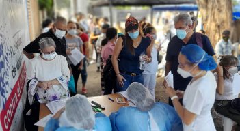 Las autgoridades esperan la resolución para oficializar la vacuna para el grupo etario mayor de 40 años./Foto Orlando Carvajal