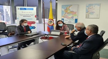 El alcalde Jairo Yáñez dialoga aquí con María Elia Abuchaibe, gerente general de la Empresa Nacional Promotora del Desarrollo Territorial – ENTerritorio. Lo acompañan José Antonio Lizarazo, gerente de la EIS Cúcuta (izquierda), y Jean Philippe Penning, asesor en proyectos estratégicos de la Alcaldía de Cúcuta./ Foto/ Cortesía.