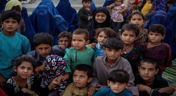 Niños de las familias afganas desplazadas por los combates entre los talibanes y las fuerzas de seguridad afganas. / Foto AFP