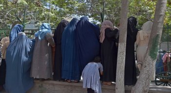 Para las afganas, el regreso de los talibanes es "el fin del mundo"./ (AFP)