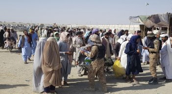Desde el domingo se suceden escenas de caos en el aeropuerto tras la entrada de los talibanes en Kabul. / AFP