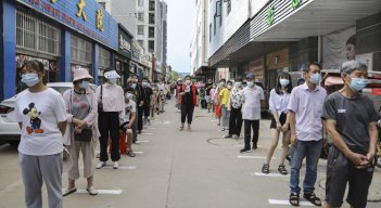 En China volvieron las restricciones y controles, y se intensificó la vacunación por culpa de la variante delta./Foto Afp