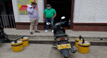 Elementos como los de la foto se ubicaban en las calles para impedir que los carros se parquearan al frente de los establecimientos comerciales. / Cortesía/ La Opinión 