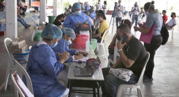 Si un migrante regular no es vacunado en el centro, puede acudir a las coordinaciones locales o a la Secretaría de Salud municipal para plantear su caso. / Foto Archivo La Opinión. 