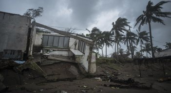 Las autoridades esperan que el fenómeno se debilite a depresión tropical./ AFP