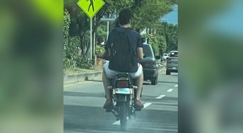 ¡Qué tal esto! Evaden fotomultas con tapabocas en la placa./Foto: Farelo - La Opinión