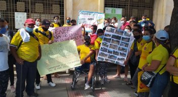 Plantón de damnificados del barrio 23 de Enero afuera de la Alcaldía de Cúcuta./Foto: La Opinión